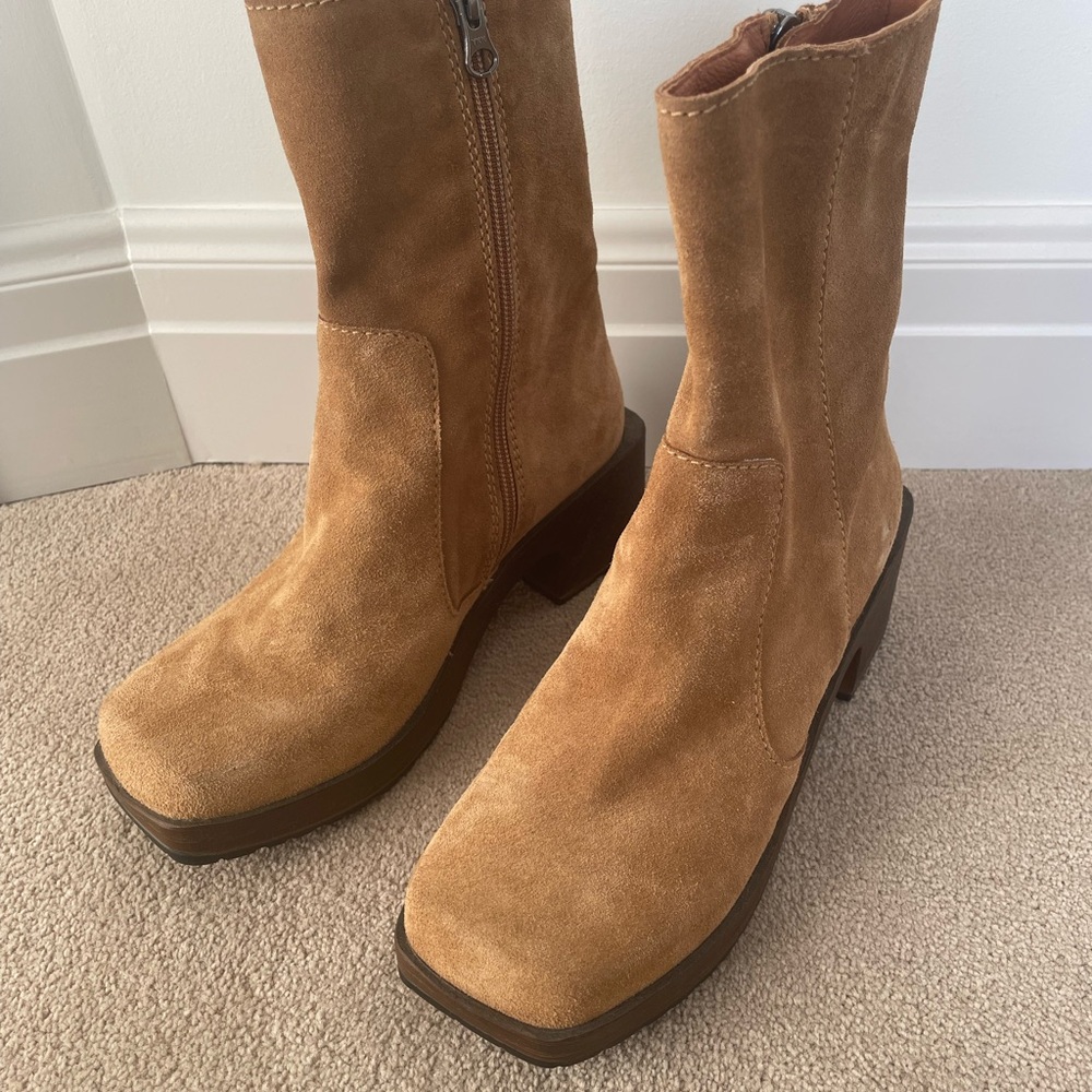 Tan Heeled Boots with Square Toe and Zipper